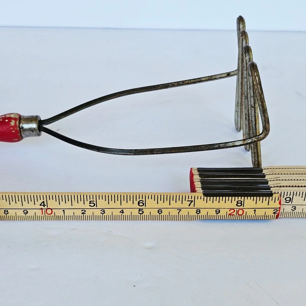 Vintage Red Wood T-Handle Potato Masher Primitive Wavy Wire Kitchen Tool 8.5